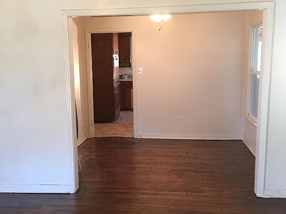 2nd image of 1009 W Clarence St