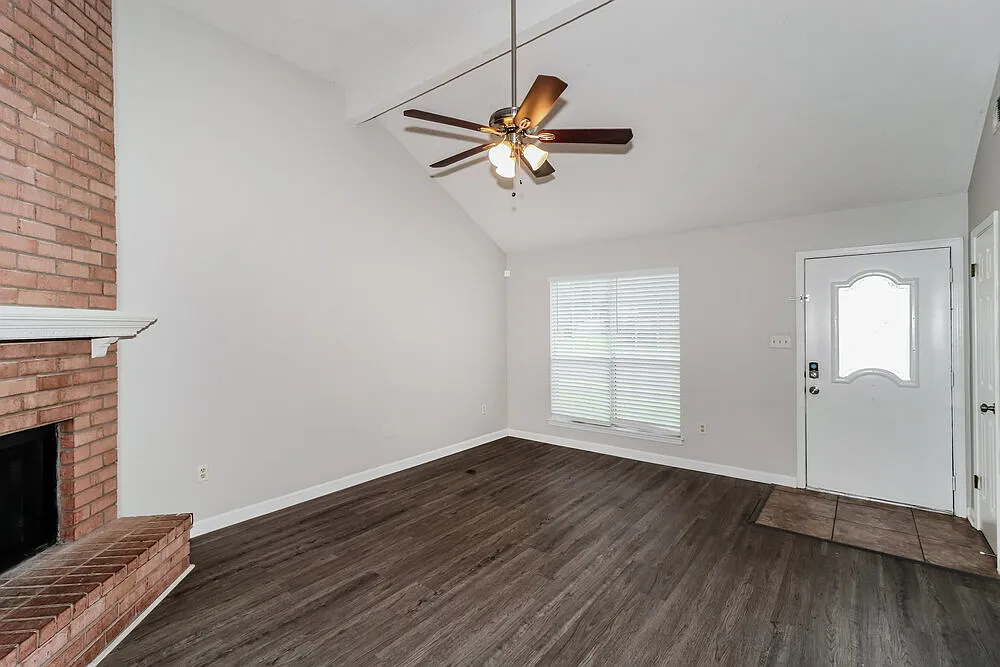 3 bed, 2.0 bath, 1275 sqft, $1,670 — Photo 4