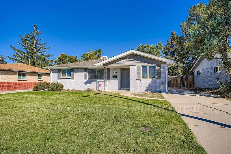 3 bed, 1.0 bath, 1023 sqft, $2,300 — Photo 1