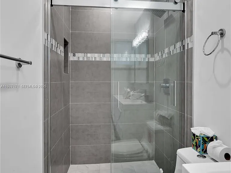 251 SE 8th St — Photo 15