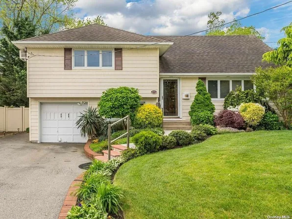 271 W Waukena Avenue, Oceanside, NY 11572