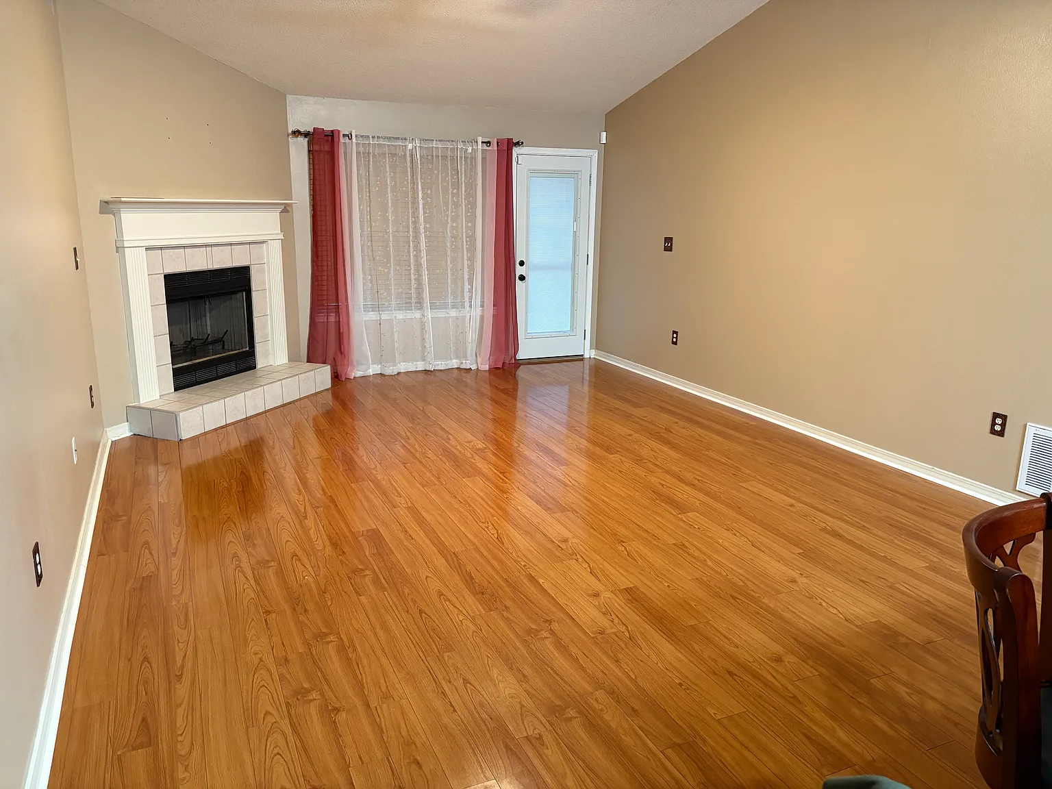 4 bed, 2489 sqft, $3,000 — Photo 4