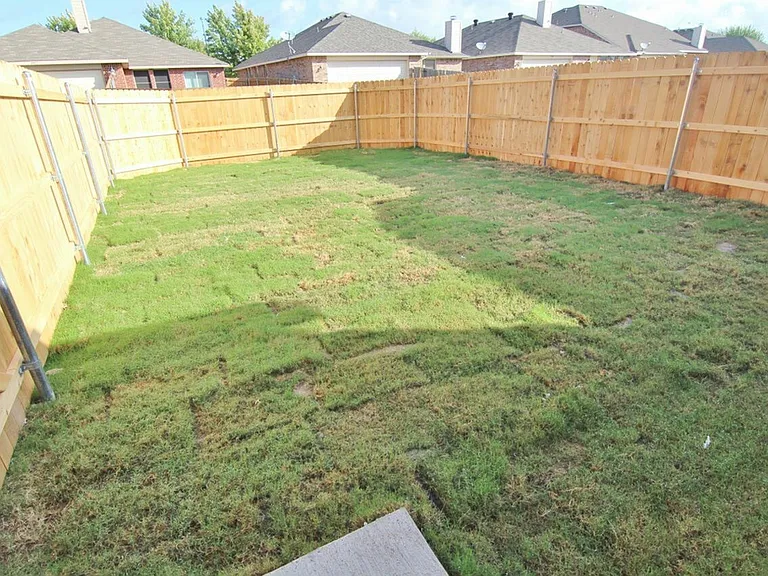 1931 Mosley Dr — Photo 3