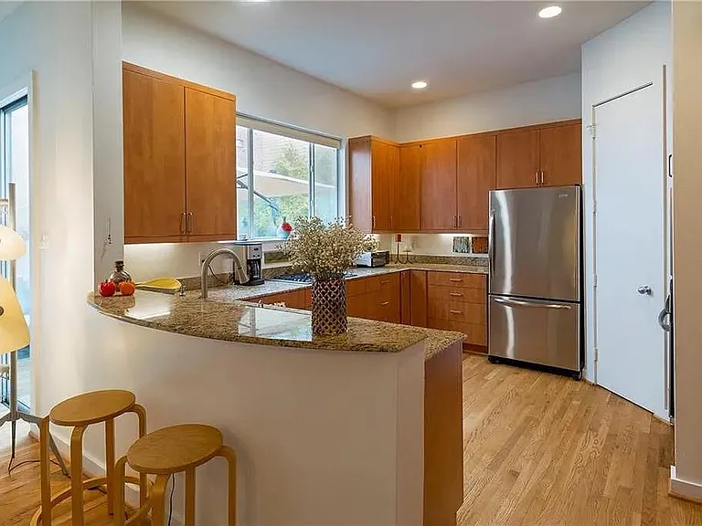 4318 Gilbert Ave — Photo 13
