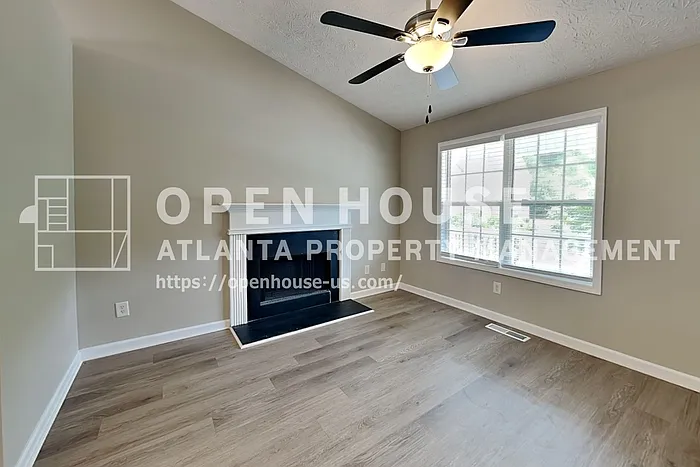 110 Rockefeller Ln — Photo 4