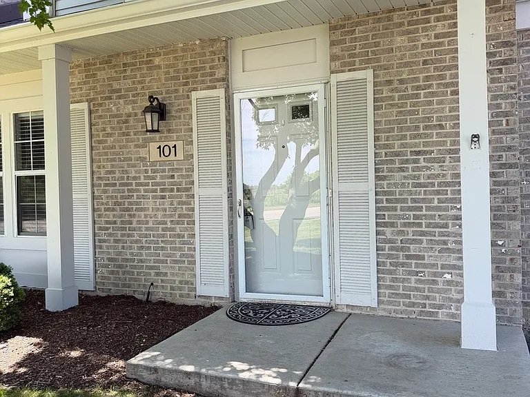 101 S Oakhurst Dr — Photo 2