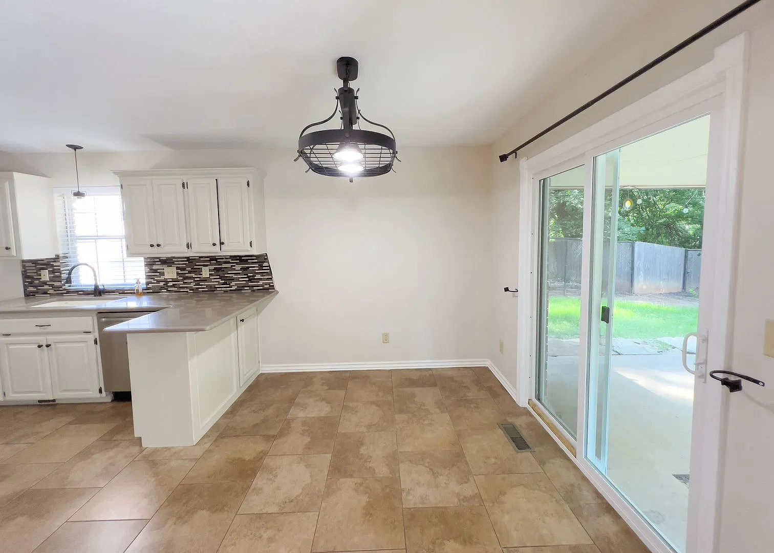 Luxurious Home, Ideal Location! — Photo 3