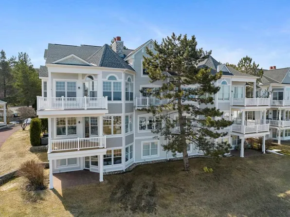 3504 Cliffs Dr, Petoskey, MI 49770