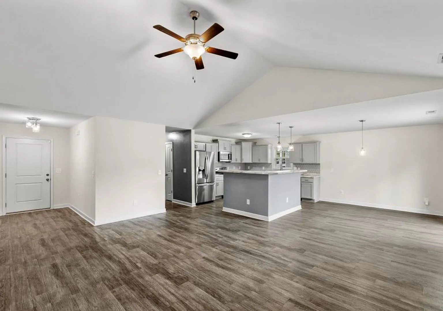 Beautiful home! Convenient to the city with all shopping! — Photo 2