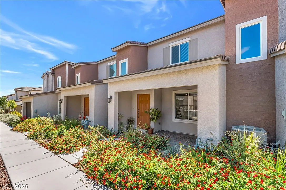 3 bed, 2.5 bath, 1275 sqft, $2,100 — Photo 2