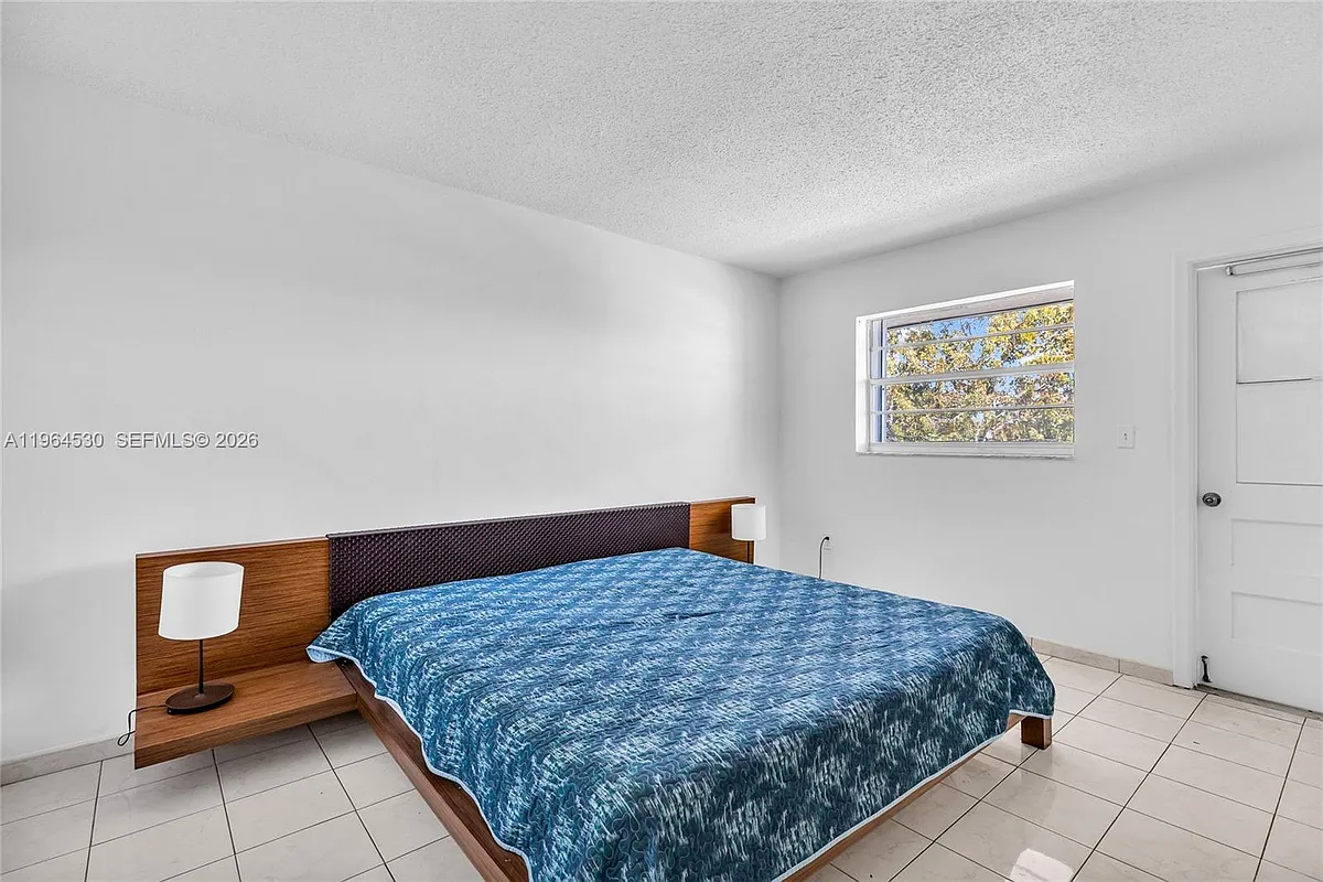 Building Photo - 714 NE 10th St #307