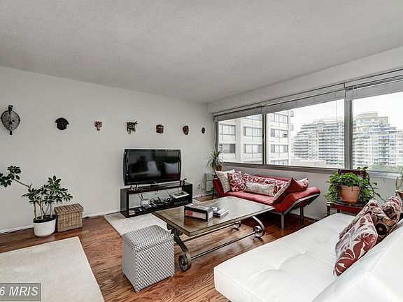 3rd image of 5500 Friendship Blvd APT N1928