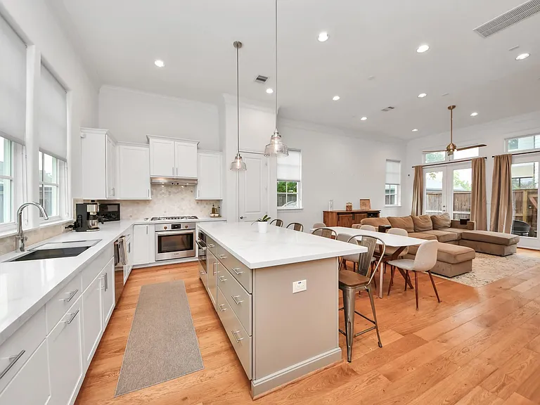 624 Delmar St — Photo 1