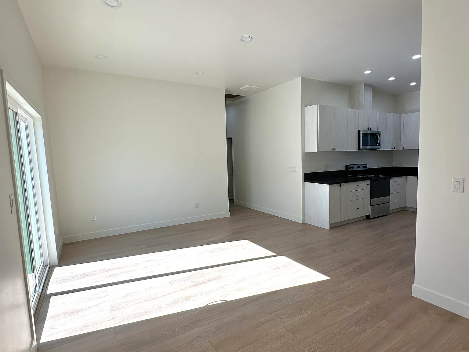3 bed, 1200 sqft, $4,000 — Photo 4