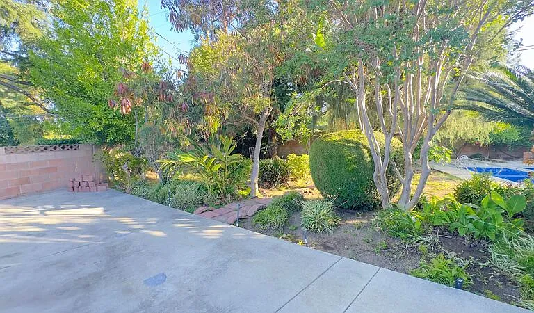 403 Lupin Ln — Photo 24