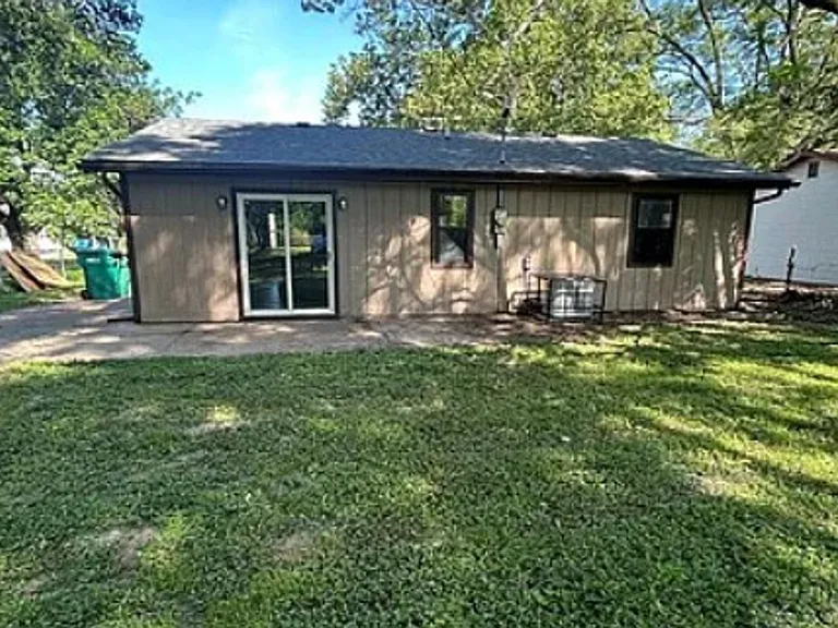 733 Saint Nicholas Dr — Photo 8