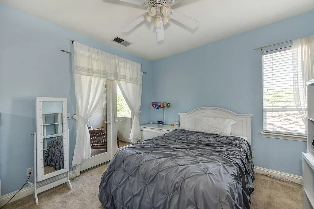 5 bed, 3440 sqft, $6,000 — Photo 1