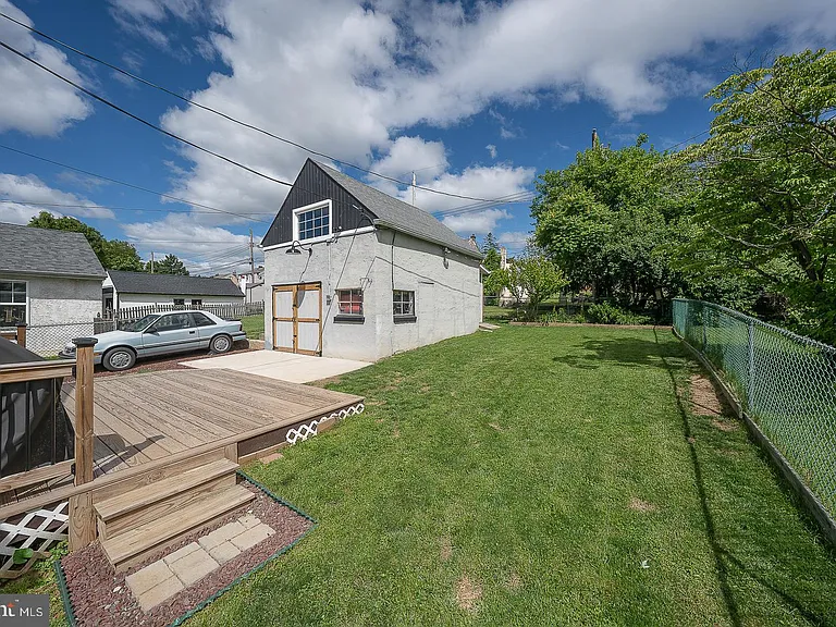 586 Summit St — Photo 43