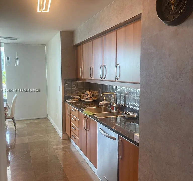 16500 Collins Ave #652