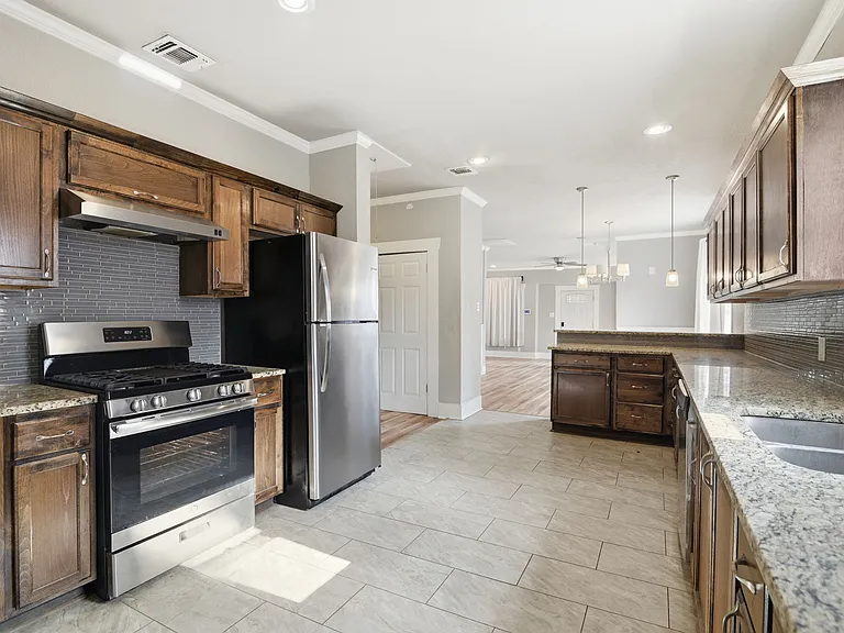 1629 W Woodlawn Ave — Photo 9