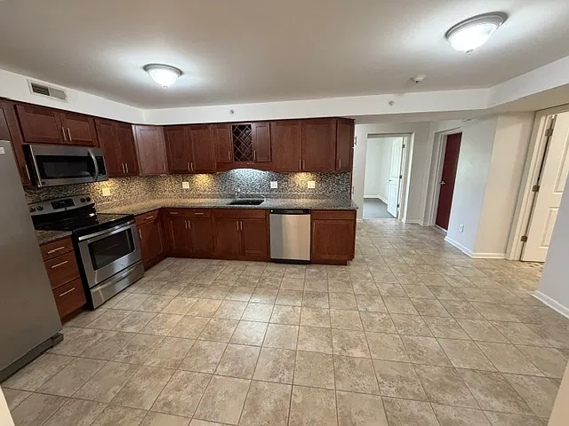 1 bed, 1077 sqft, $1,325 — Photo 4