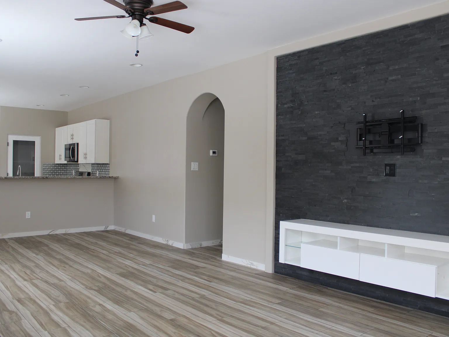 3 bed, 2124 sqft, $2,800 — Photo 4