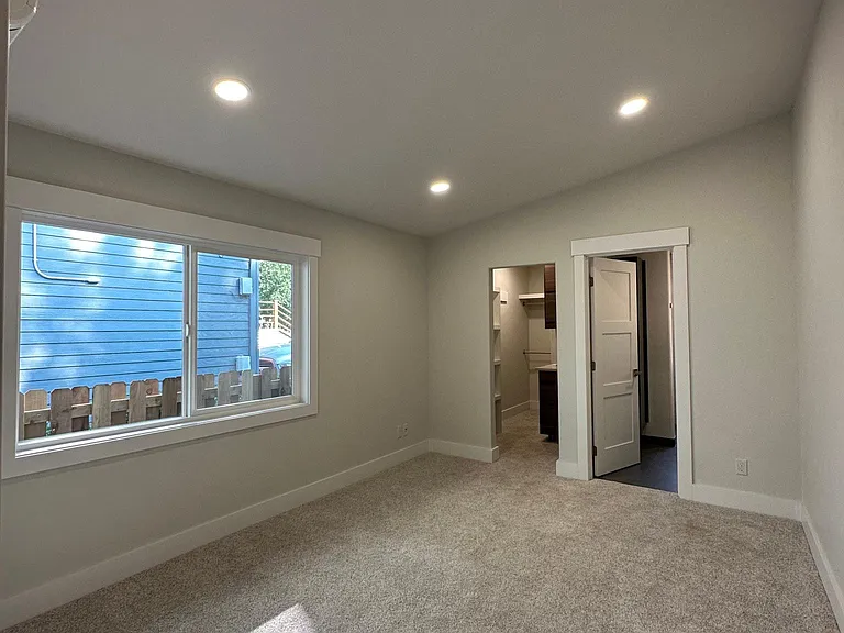 624 NE Olney Ave — Photo 22