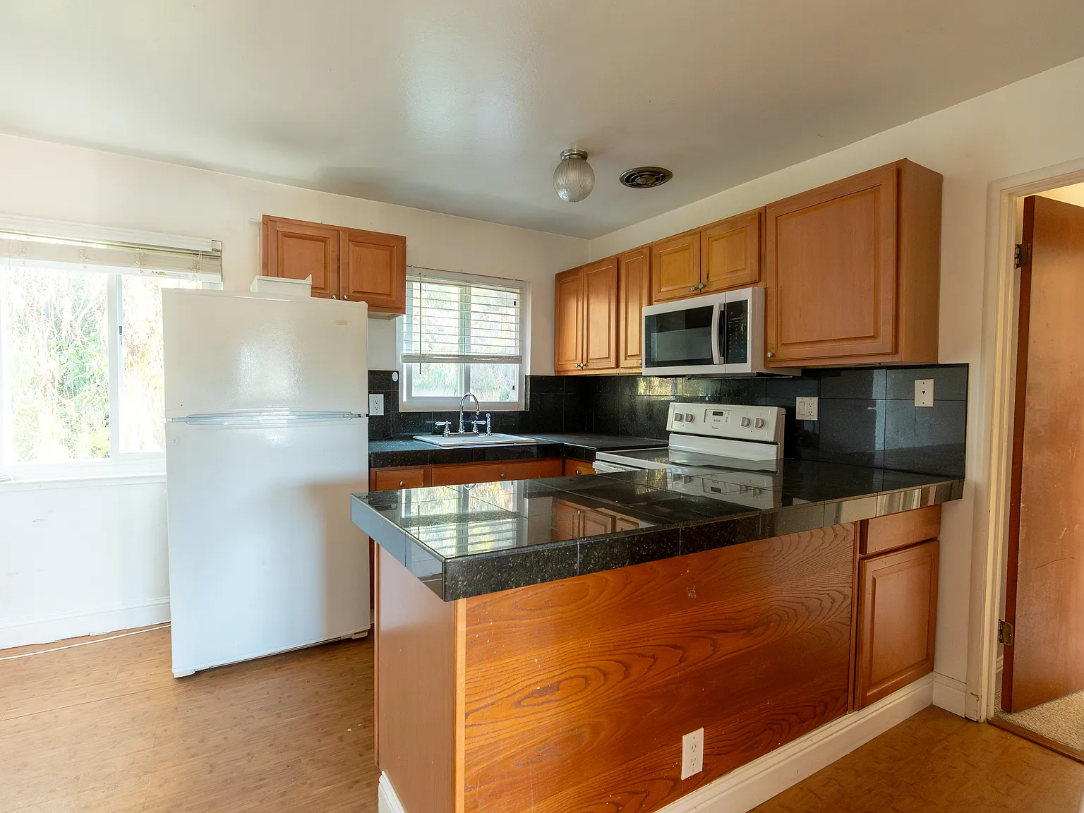 2 bed, 950 sqft, $3,000 — Photo 4