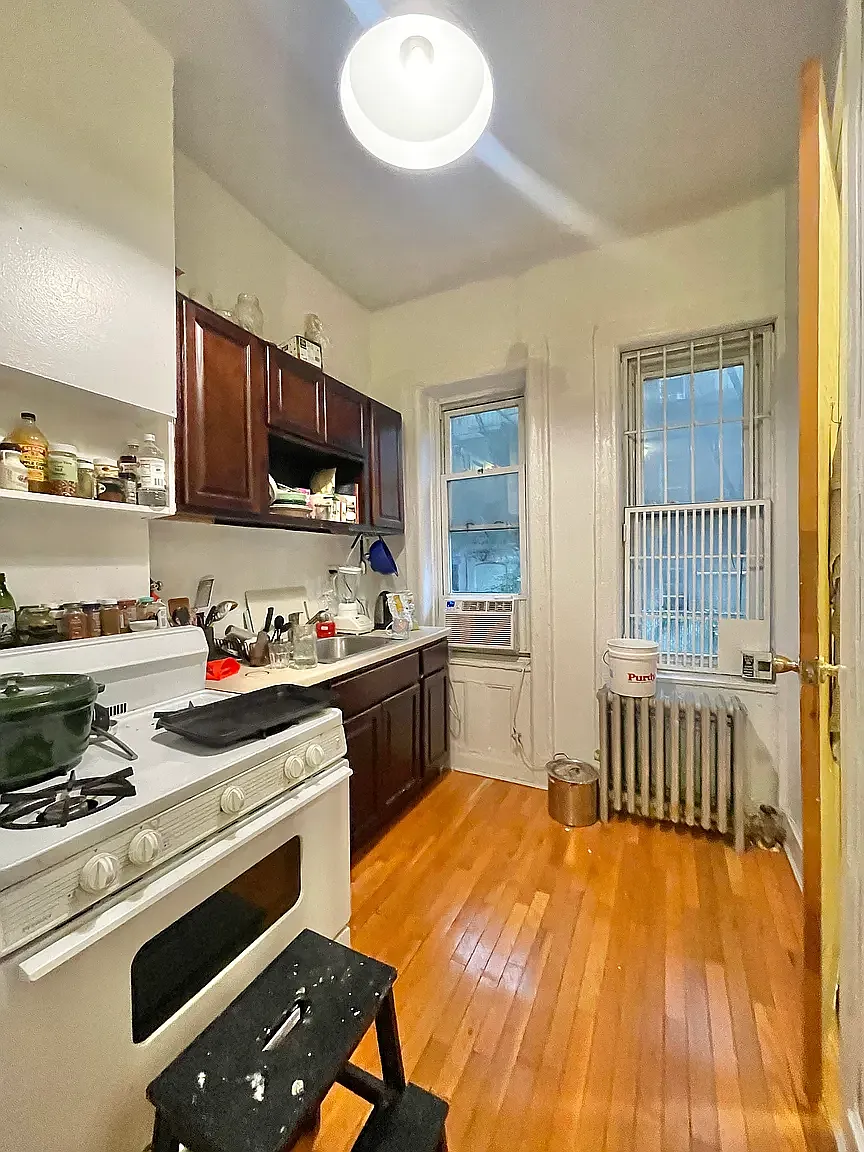 940 Kent Ave — Photo 3