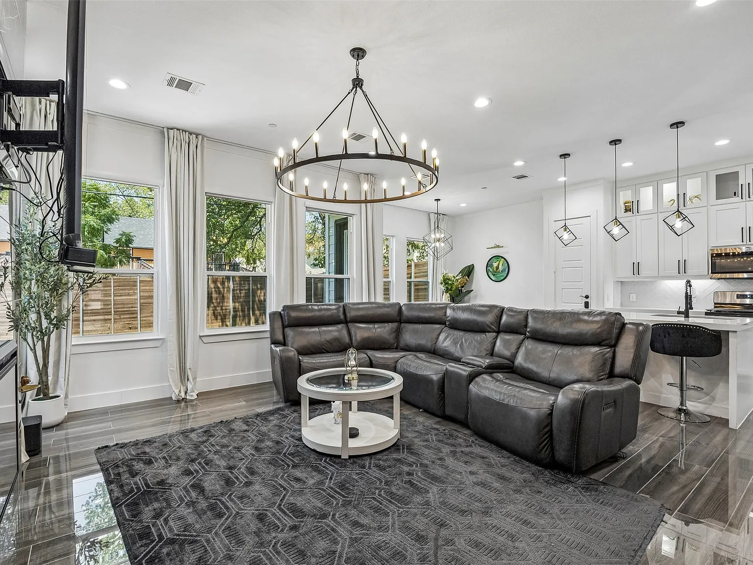 4 bed, 2.5 bath, 2614 sqft, $6,000 — Photo 2