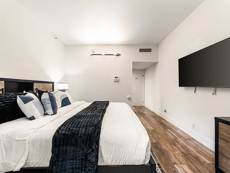 600 W 9th St #115 — Photo 20