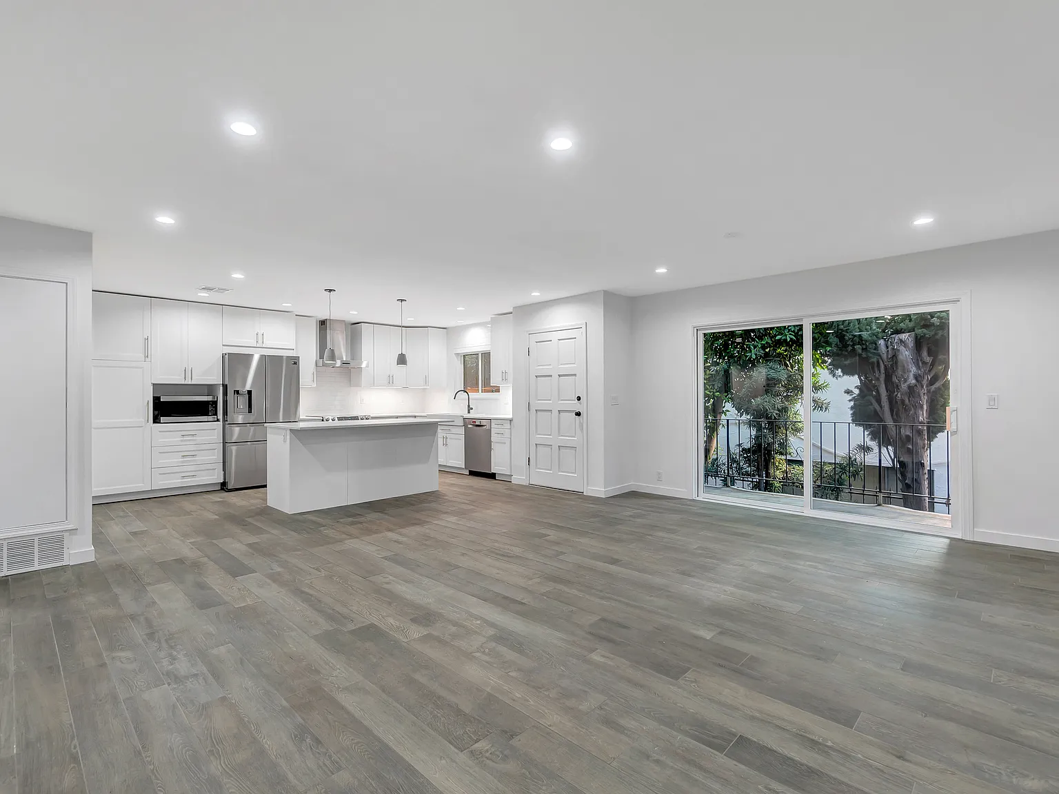 887 Victor Ave — Photo 2