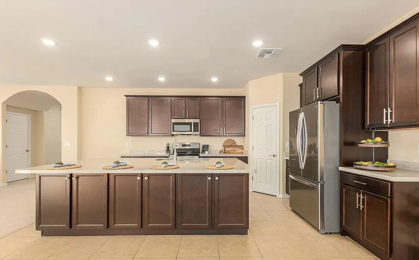 5 bed, 2.5 bath, 2490 sqft, $3,500 — Photo 4