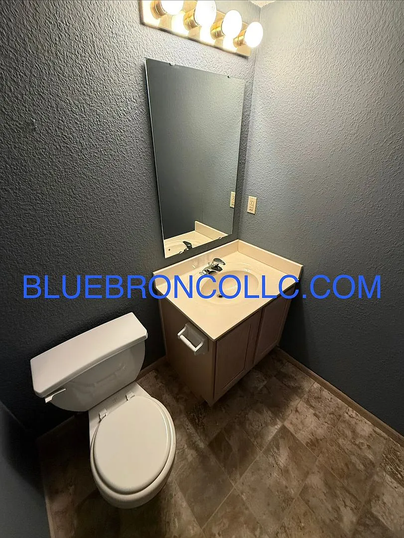 Spacious unit on quiet street with neighborhood pool! — Photo 4