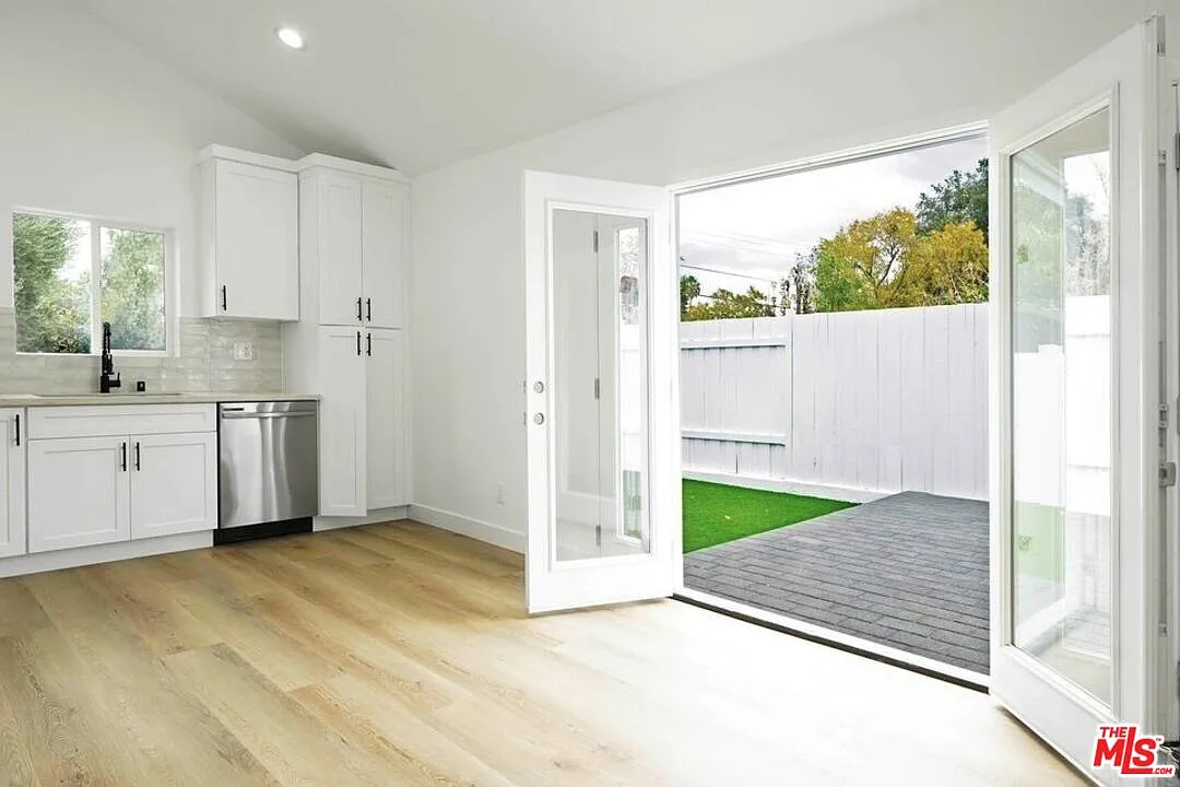 2 bed, 1.0 bath, $2,799 — Photo 4