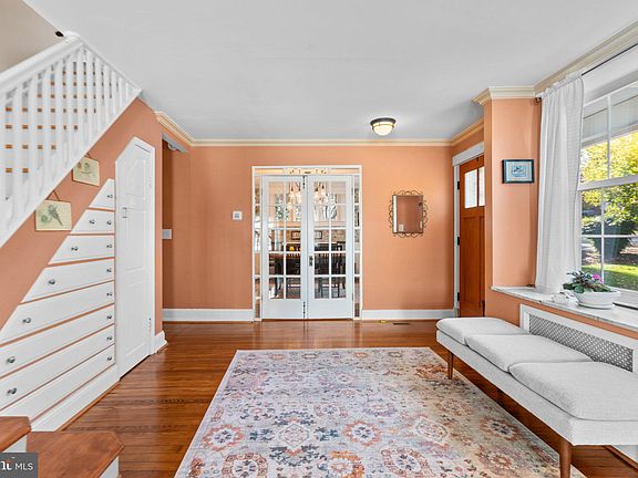 5th image of 110 Rosewood Ave