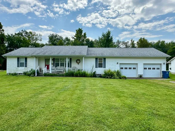 704 E King St, Fairfield, IL 62837