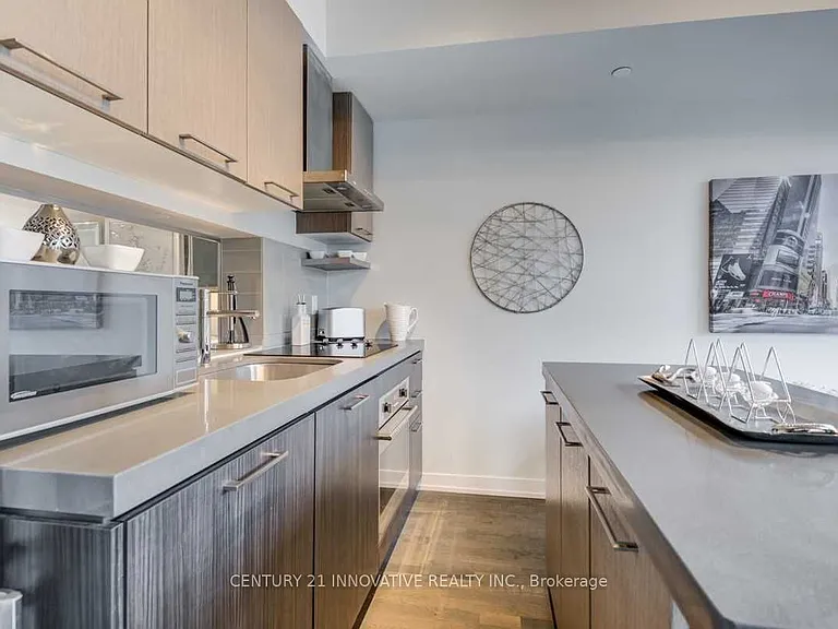 560 King St W #408 — Photo 5