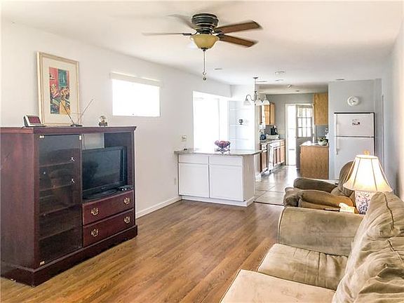 5th image of 109 W Claiborne Sq
