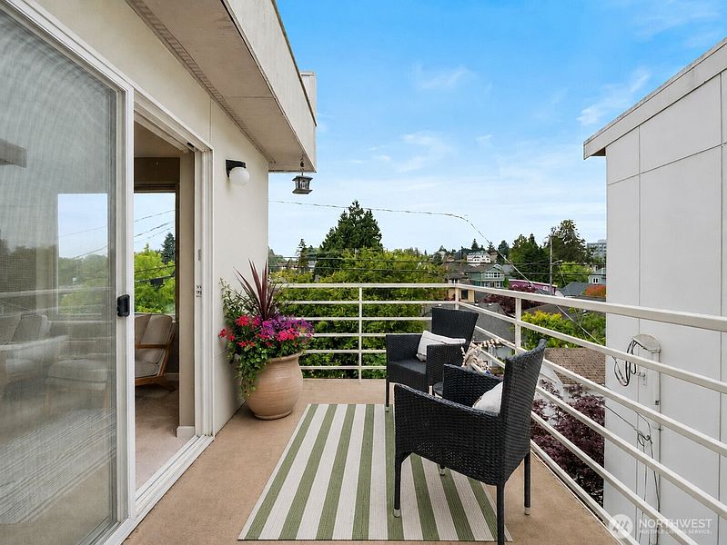 4th image of 5624 Roosevelt Way NE #302