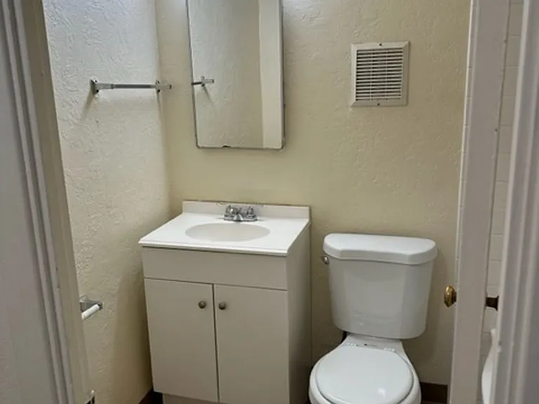 Eugene Manor Apartments — Photo 32
