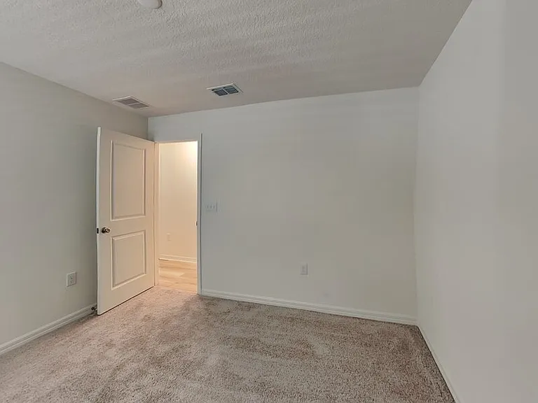 1052 Papaya Cir — Photo 15