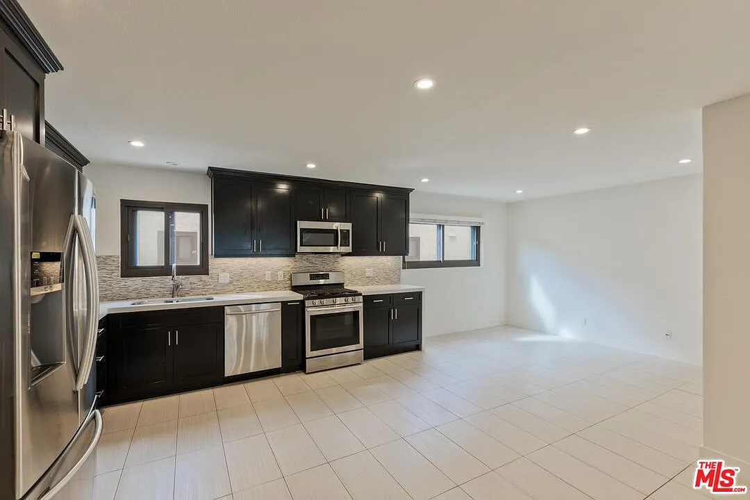 3 bed, 3.0 bath, 1819 sqft, $3,975 — Photo 3