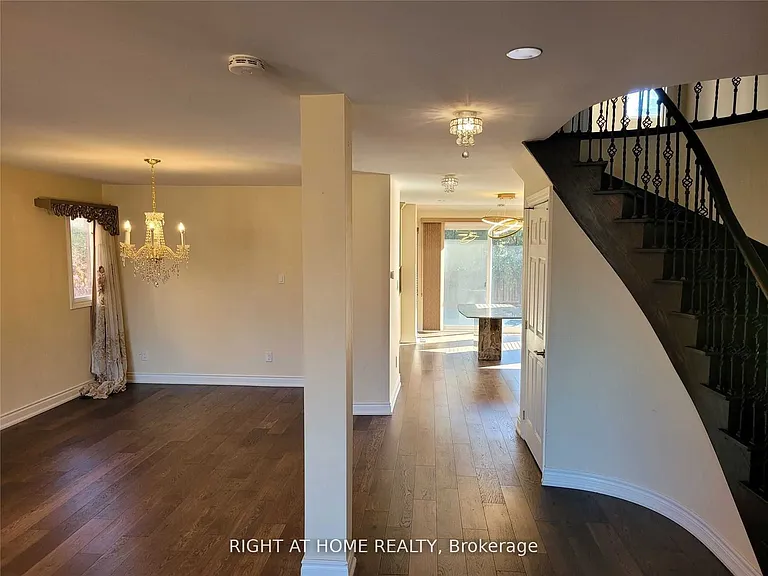 1080 Glenashton Dr #UPPER — Photo 6
