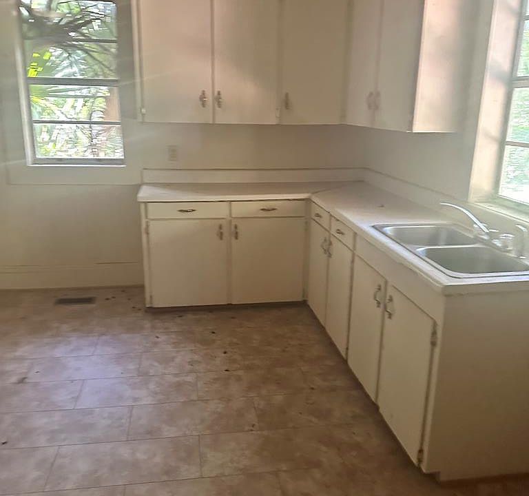 2nd image of 303 W Altamaha St
