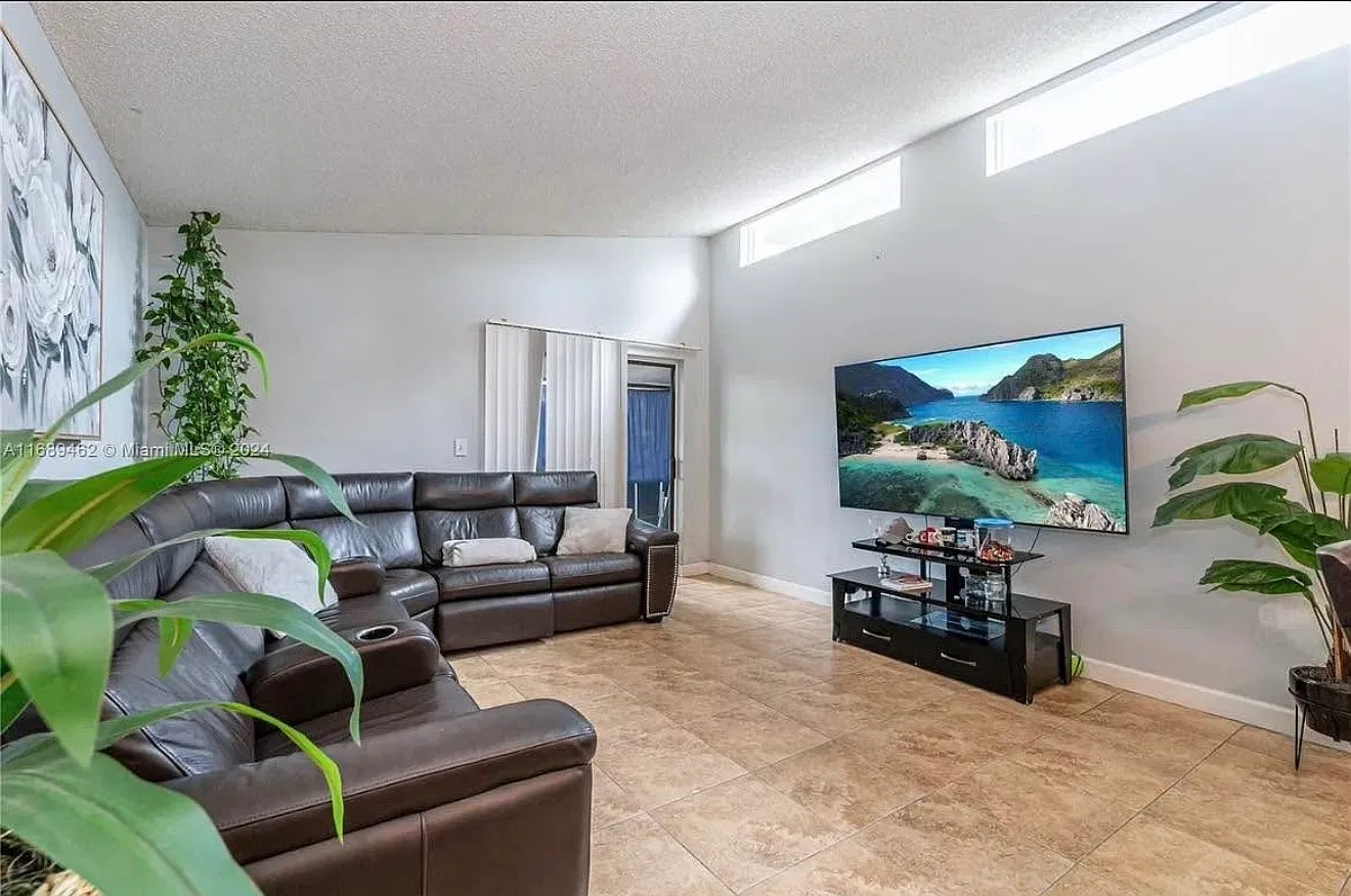 2 bed, 1136 sqft, $2,300 — Photo 3