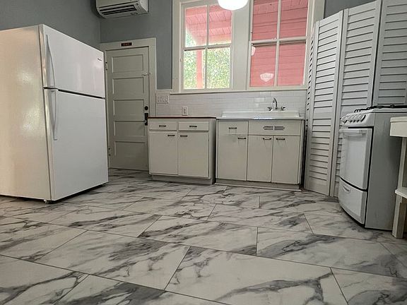4th image of 414 NE 5th Ave APT 2