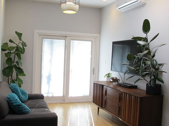 4th image of 162 Stanhope St #1