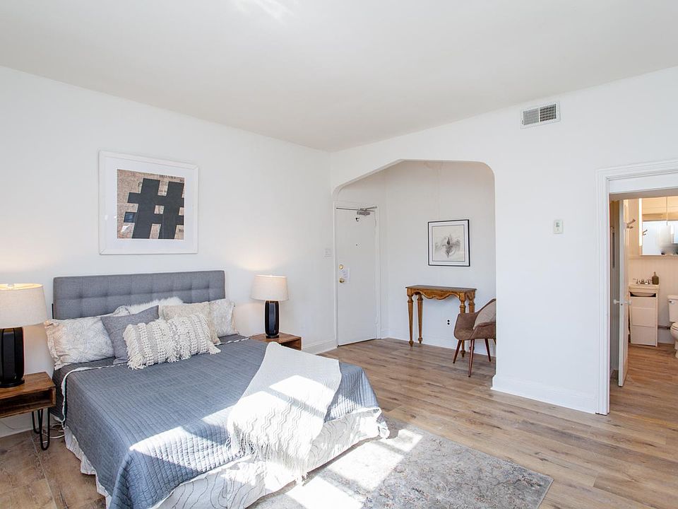 bed room from entrance