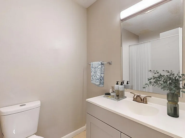 Biloxi Oaks Apartments — Photo 24